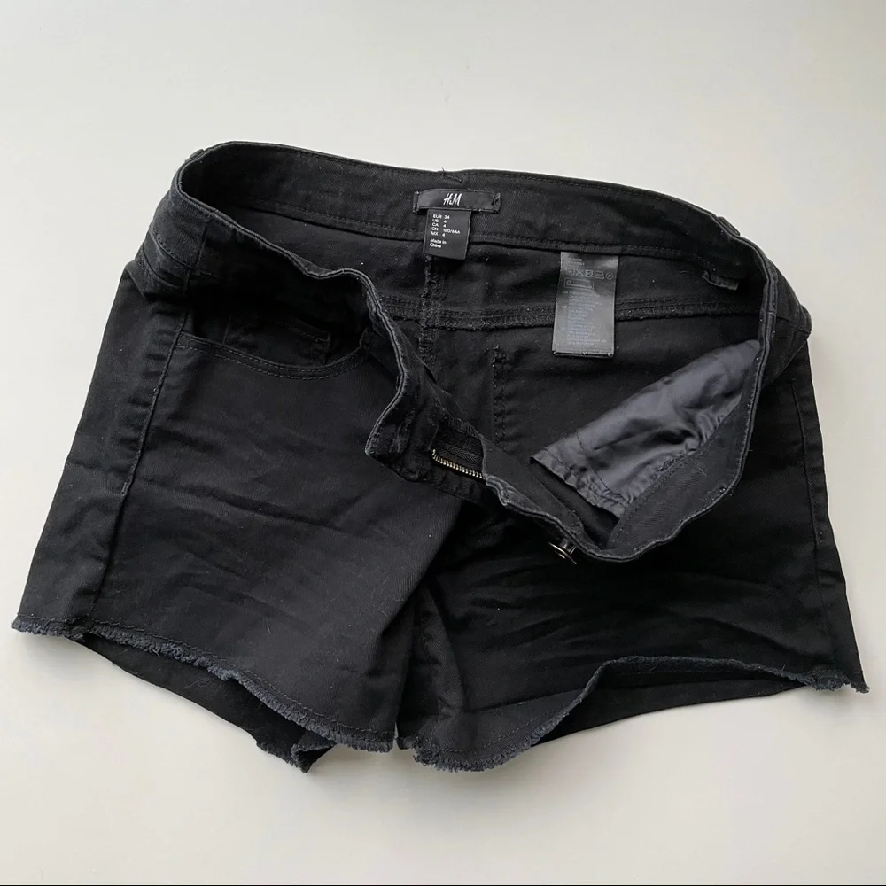 🖤Black H&M Shorts - Picture 4 of 4